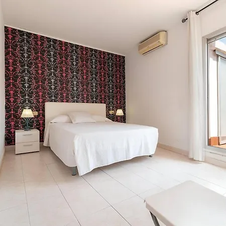 Petunia: Gran Atico En El Centro De Sitges